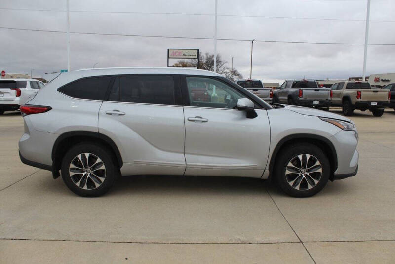 Used 2020 Toyota Highlander XLE with VIN 5TDHZRBH5LS521717 for sale in Storm Lake, IA