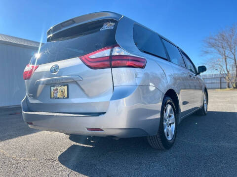 2017 Toyota Sienna LE 8-Passenger