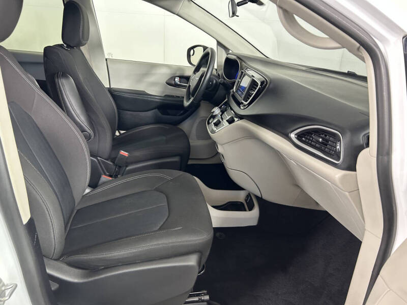 2021 Chrysler Voyager L