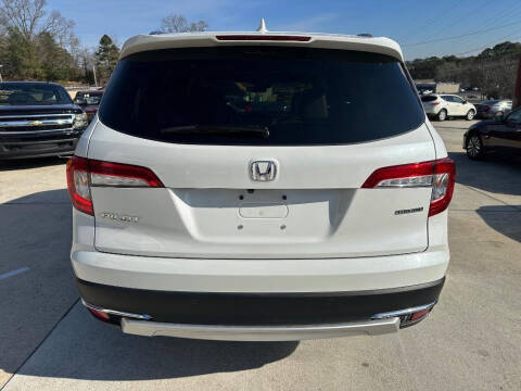 2022 Honda Pilot Touring w/Rear Captain's Chairs