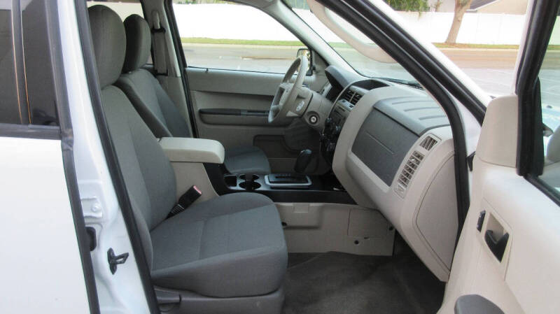 2011 Ford Escape XLS photo 24