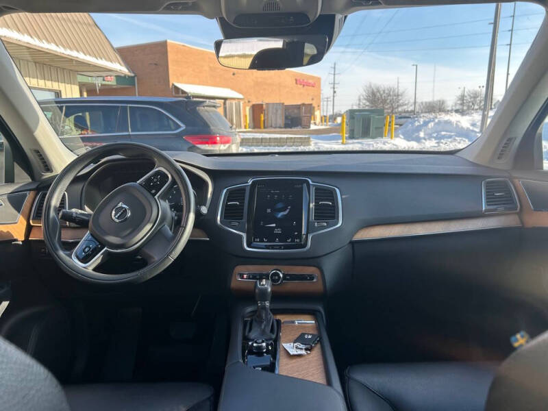 2022 Volvo XC90 T6 Momentum 7-Passenger