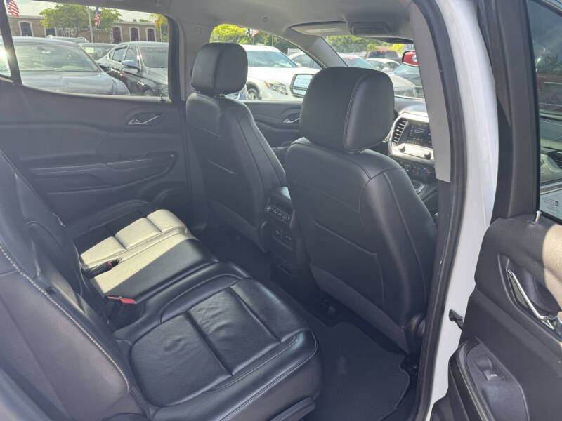 2023 GMC Acadia SLT