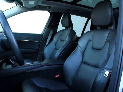 2020 Volvo XC90 T6 Momentum 6-Passenger