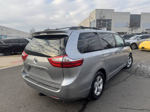 2015 Toyota Sienna LE 7-Passenger Auto Access Seat