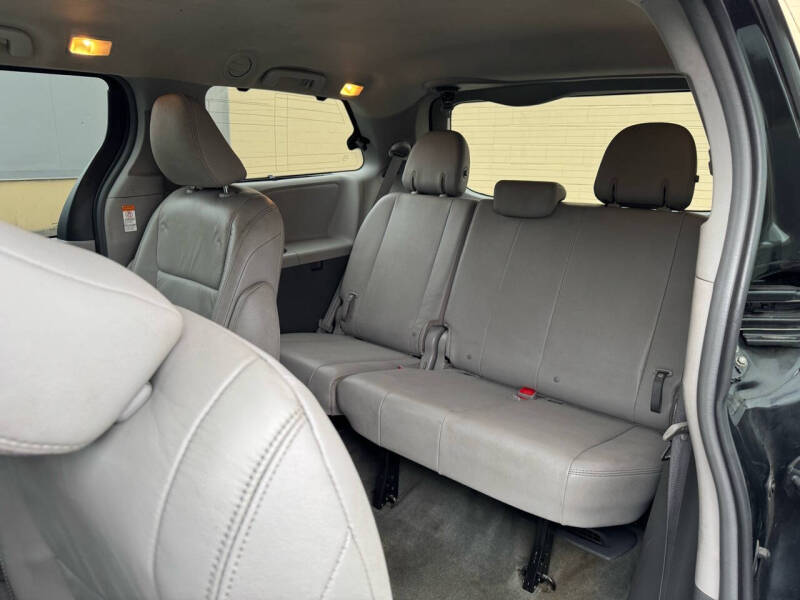 2016 Toyota Sienna XLE photo 17