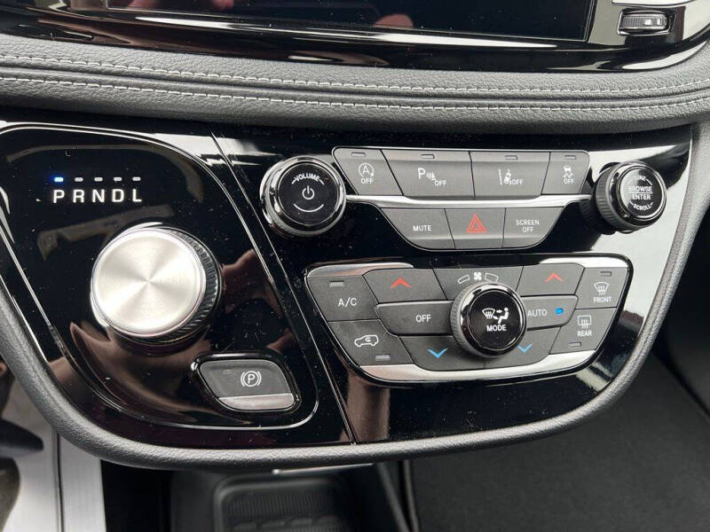 2027 Chrysler Pacifica Select