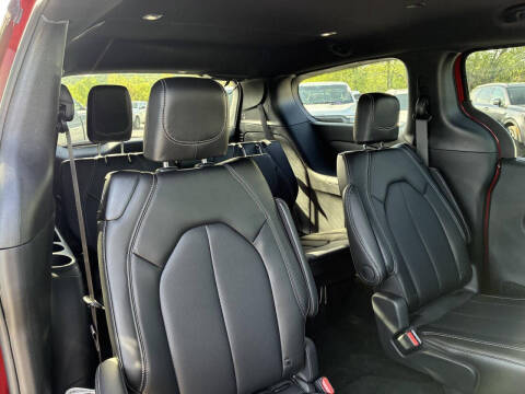 2027 Chrysler Pacifica Select