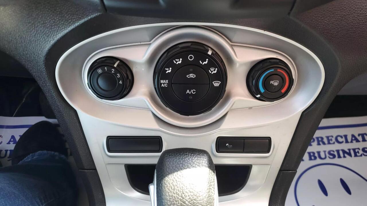2014 Ford Fiesta SE 4dr Hatchback 21