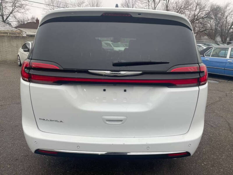 2025 Chrysler Pacifica Select
