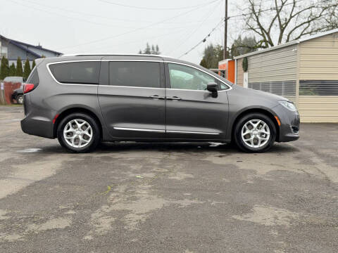 2017 Chrysler Pacifica Touring-L Plus