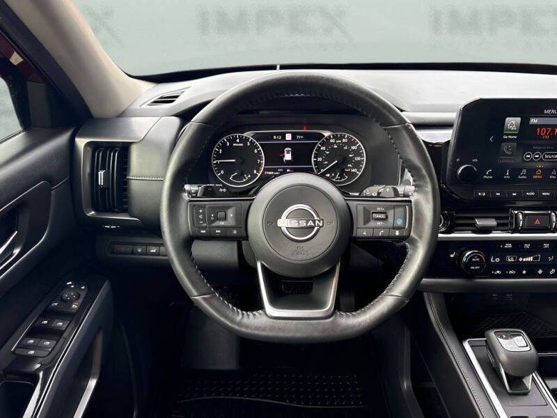 2022 Nissan Pathfinder SL