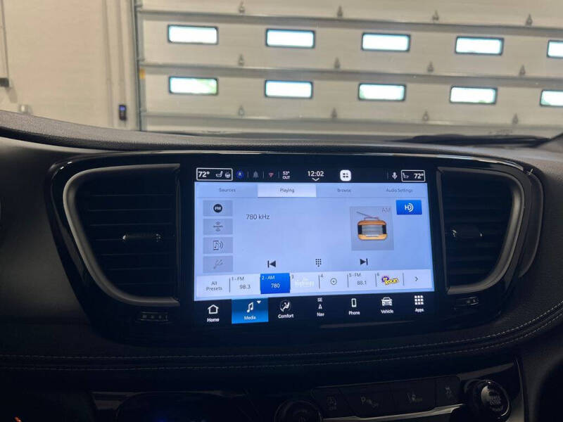 2027 Chrysler Pacifica Select