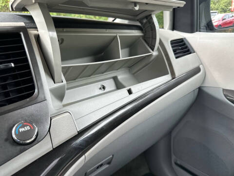 2012 Toyota Sienna LE 8-Passenger