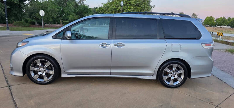 2013 Toyota Sienna SE 8-Passenger