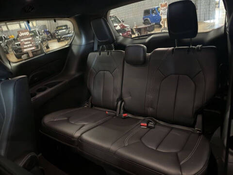 2025 Chrysler Pacifica Plug-In Hybrid Select