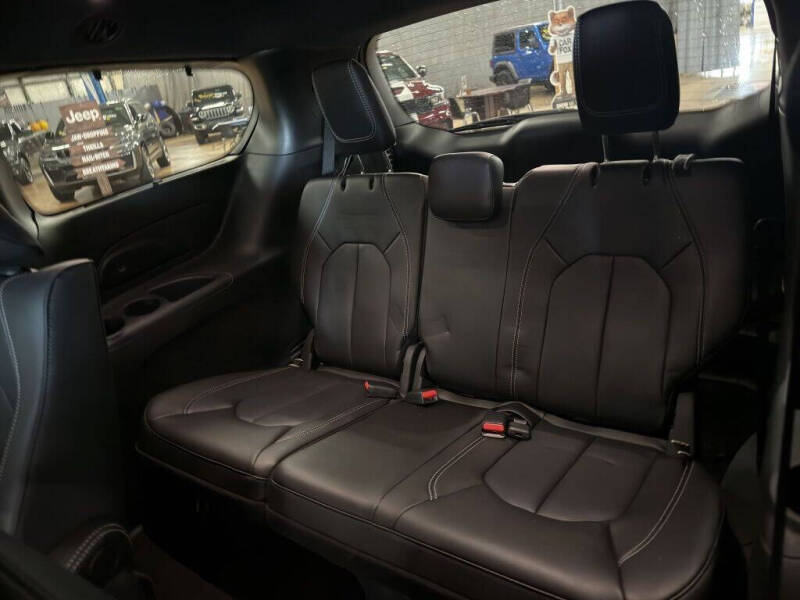 2025 Chrysler Pacifica Plug-In Hybrid Select