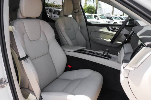 2024 Volvo XC60 B5 Core Dark Theme