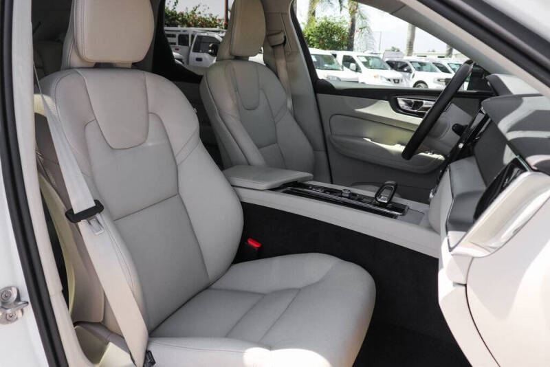 2024 Volvo XC60 B5 Core Dark Theme