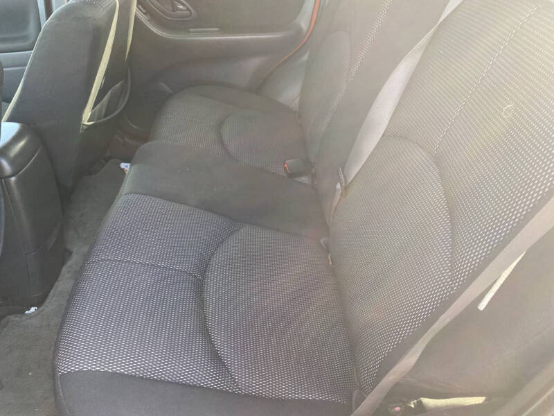 2005 Mazda Tribute s