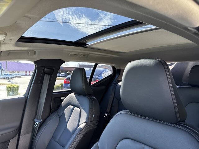 2025 Volvo XC40 B5 Core Bright Theme