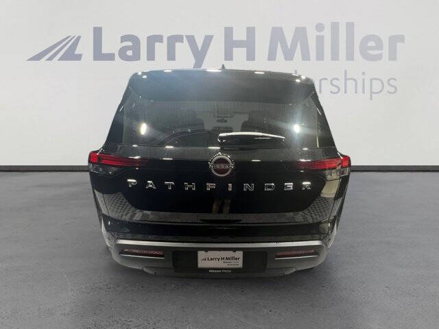 2025 Nissan Pathfinder SV