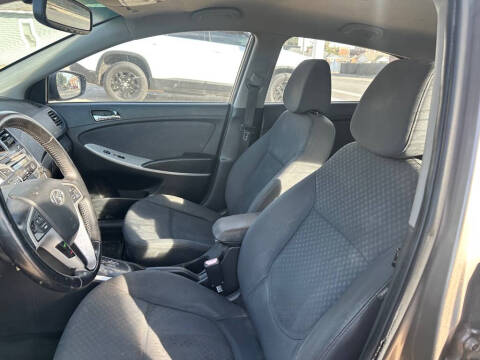 2013 Hyundai Accent SE