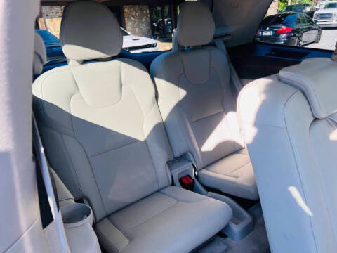 2016 Volvo XC90 T6 Momentum