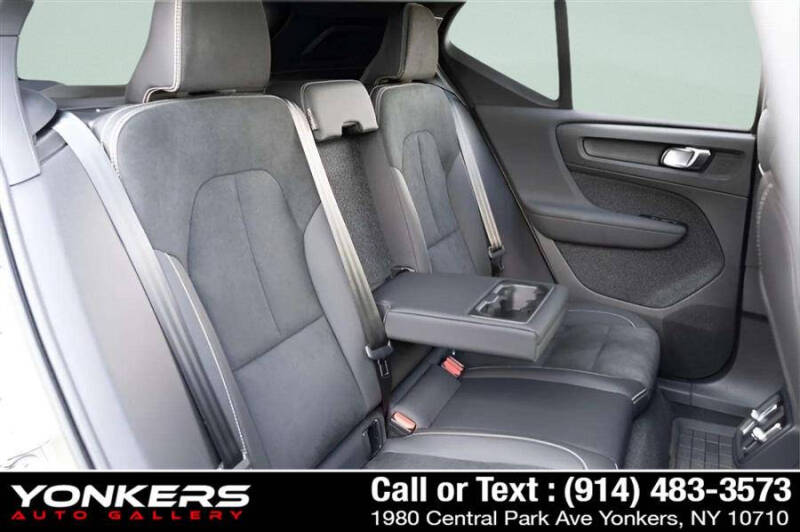 2023 Volvo XC40 B5 Ultimate Dark Theme