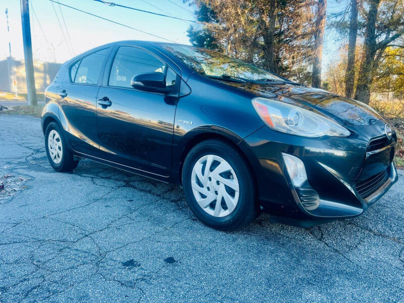 2016 Toyota Prius c Two photo 3