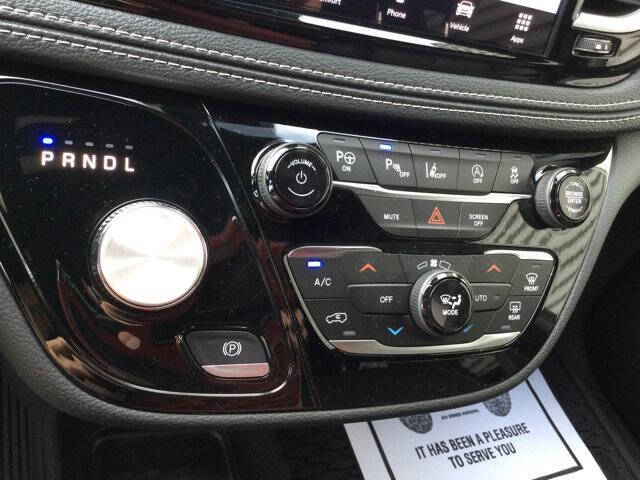 2025 Chrysler Pacifica Select