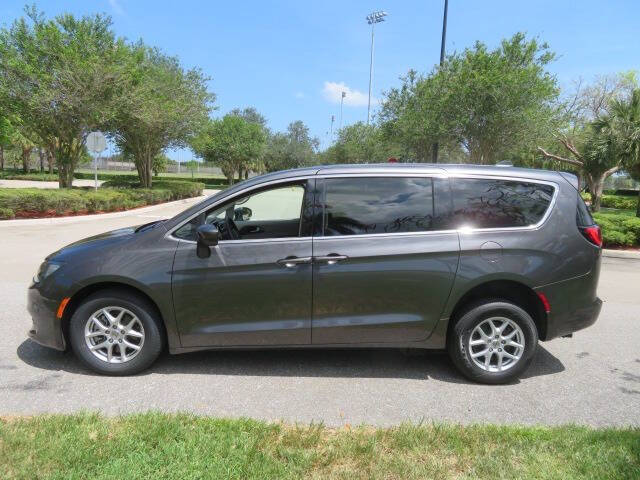 2022 Chrysler Voyager LX