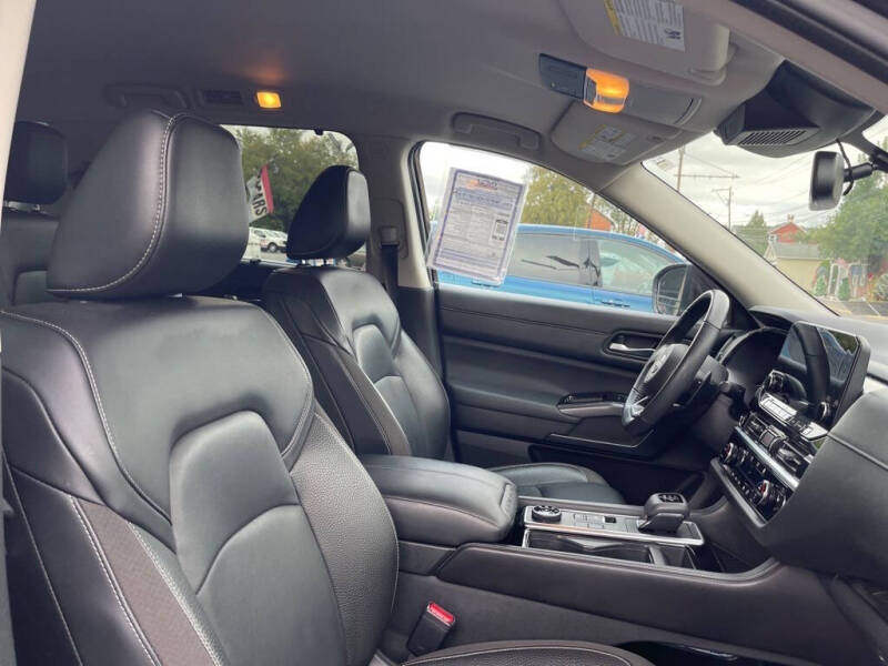 2022 Nissan Pathfinder SL