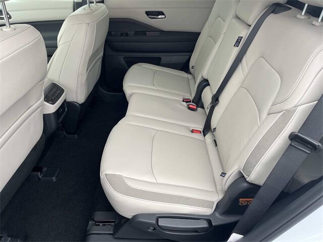 2025 Nissan Pathfinder SL