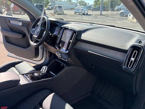 2024 Volvo XC40 B5 Plus Dark Theme