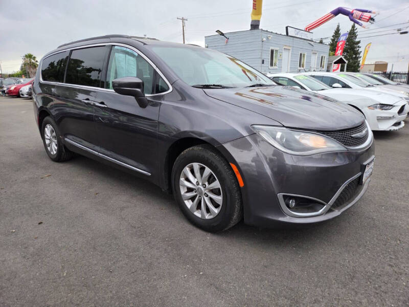 2017 Chrysler Pacifica Touring-L