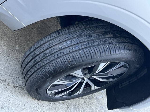 2025 Volvo XC60 B5 Plus Dark Theme