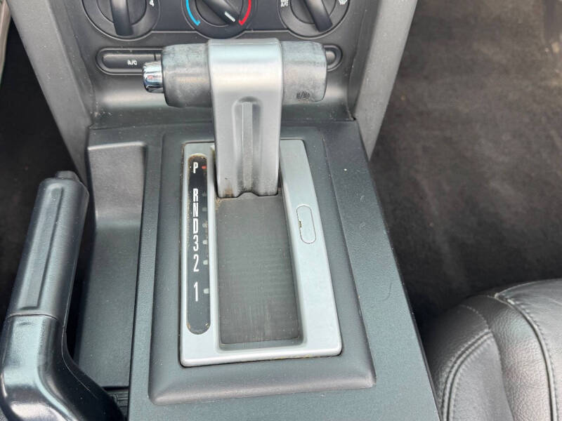 2005 Ford Mustang V6 Deluxe