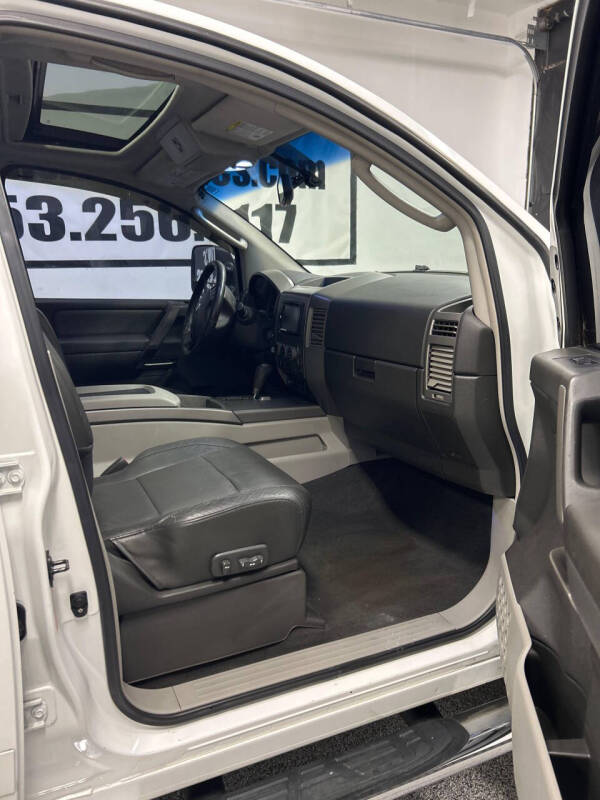 2004 Nissan Titan LE