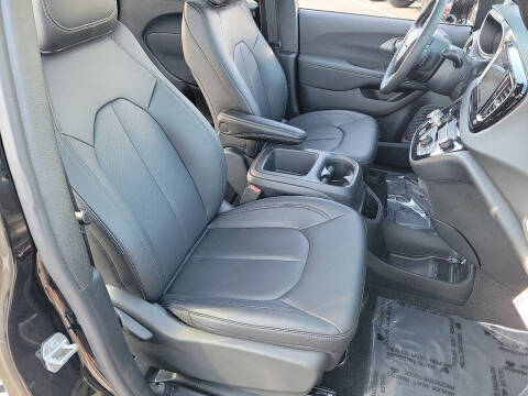 2025 Chrysler Voyager LX