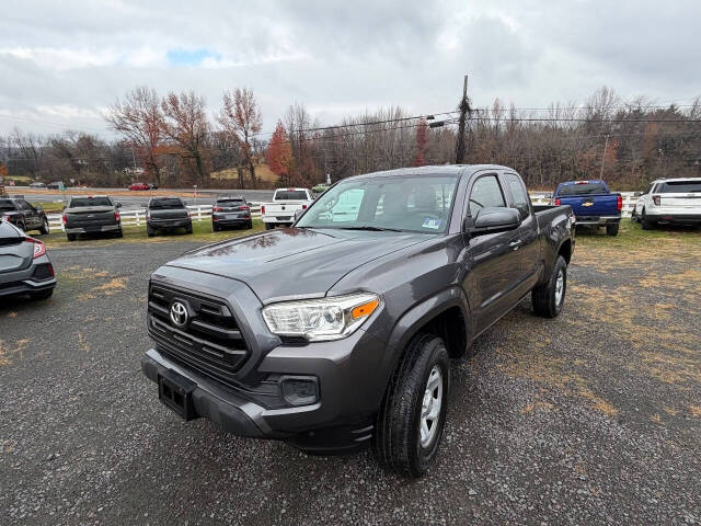 2017 Toyota Tacoma SR's photo