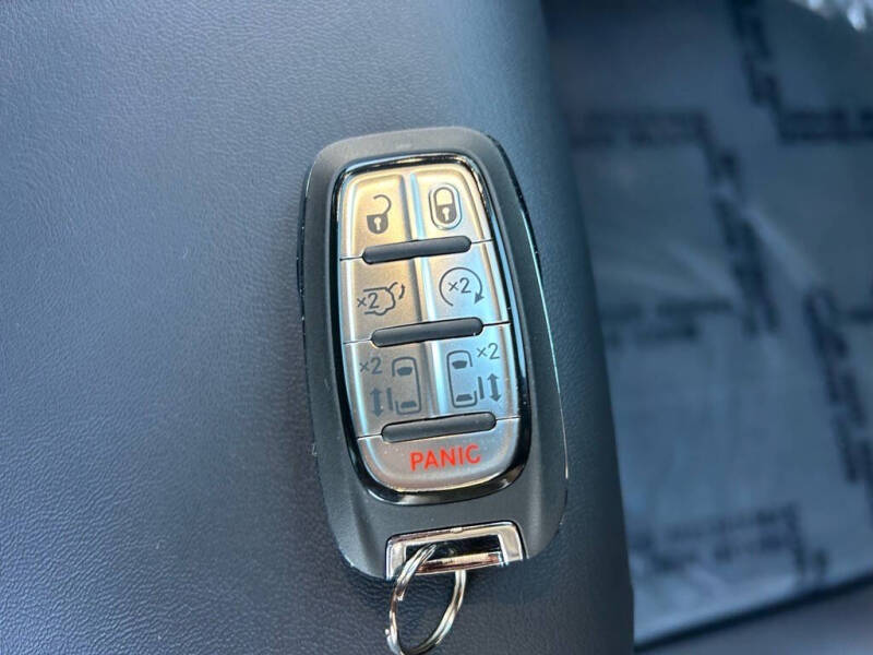 2025 Chrysler Voyager LX