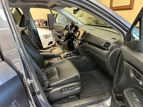 2021 Honda Pilot Touring w/Rear Captain's Chairs