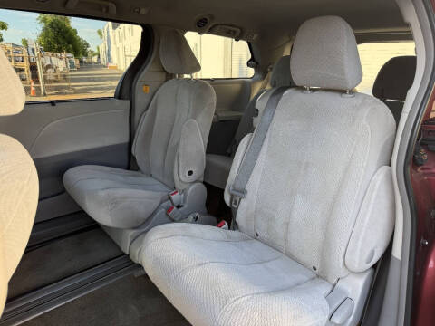 2013 Toyota Sienna LE 7-Passenger Auto Access Seat