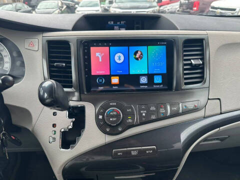 2012 Toyota Sienna SE 8-Passenger