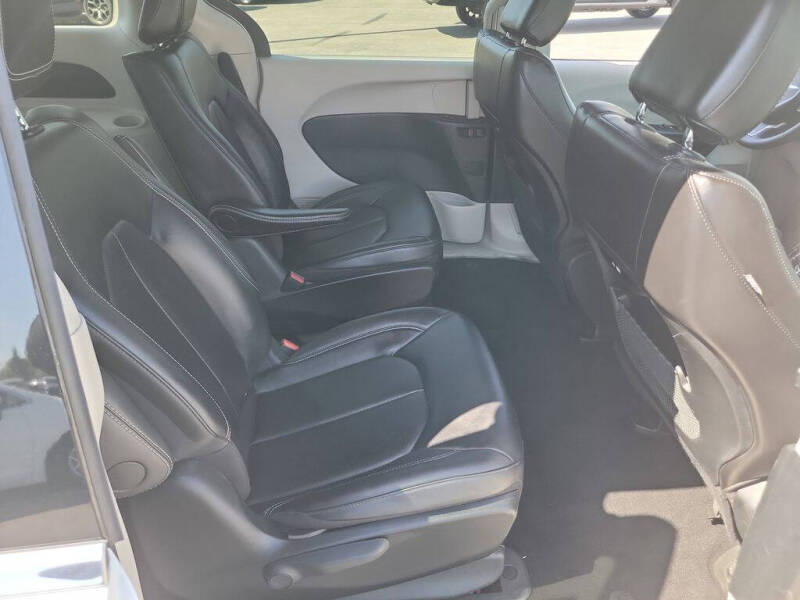 2024 Chrysler Pacifica Plug-In Hybrid Select