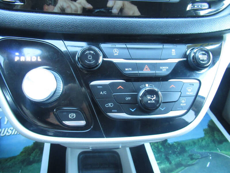 2020 Chrysler Voyager LX