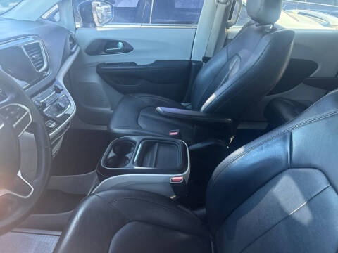 2017 Chrysler Pacifica Touring-L