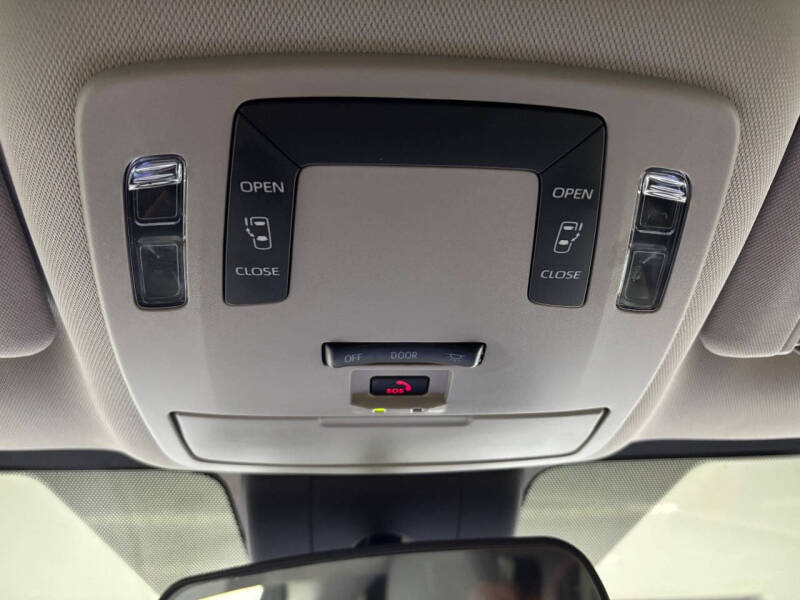 2022 Toyota Sienna LE 8-Passenger