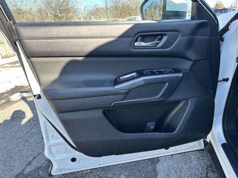 2023 Nissan Pathfinder SL